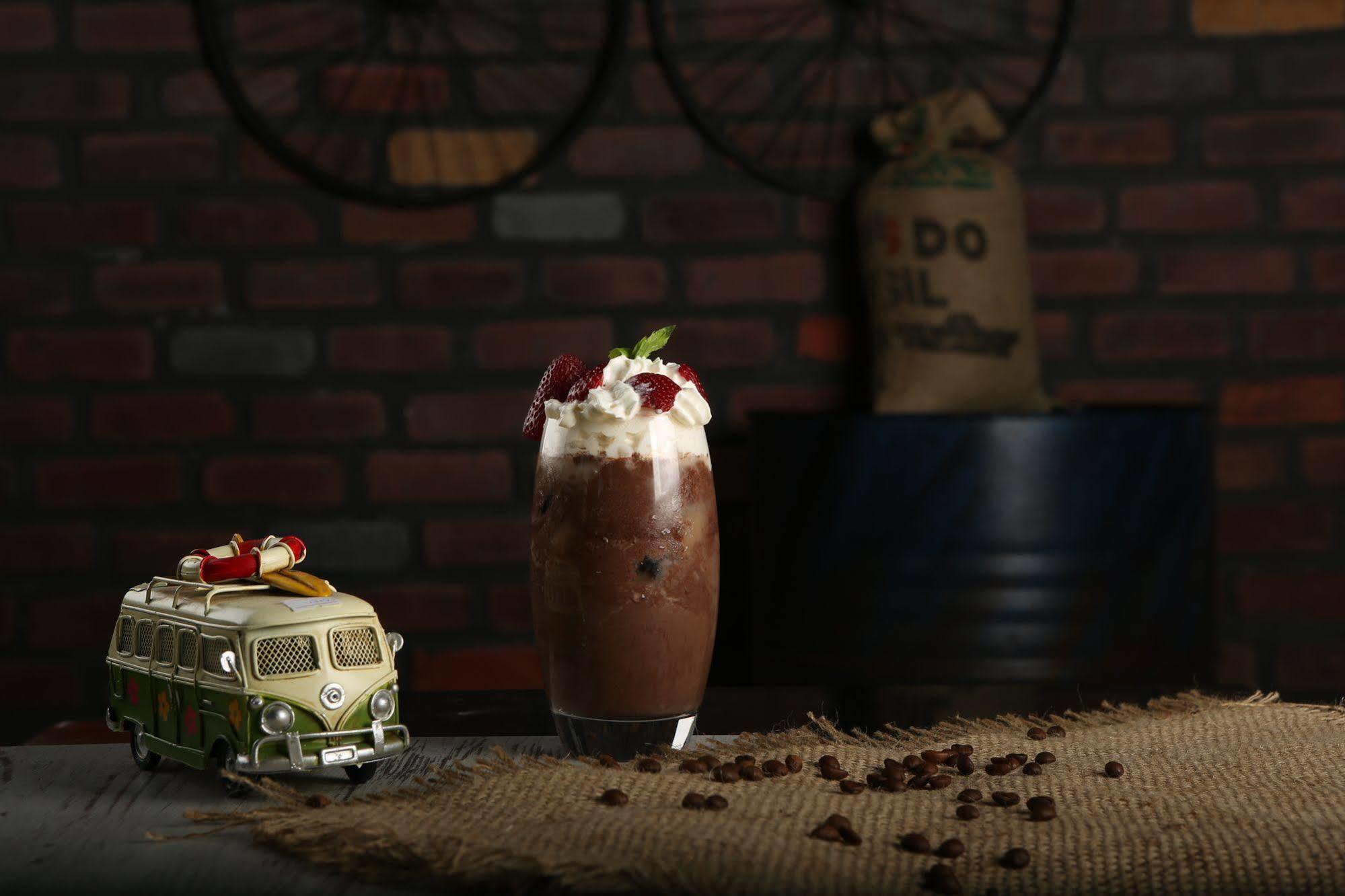 Voswos Garage Coffee Hotel Анталія Екстер'єр фото